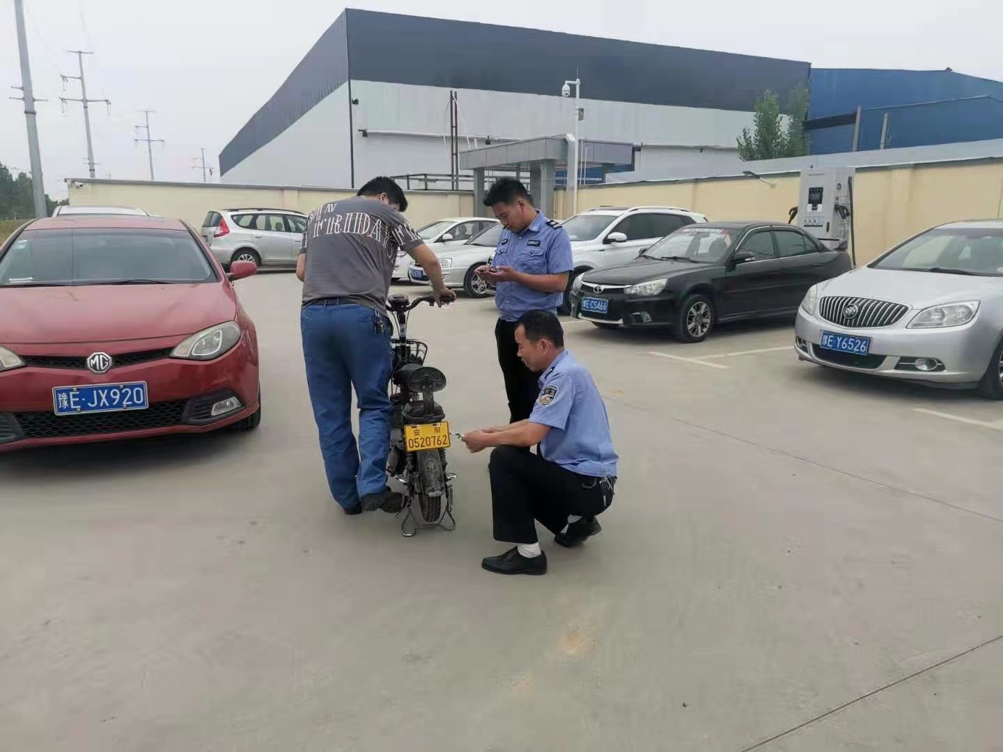 我為群眾辦實事︱太貼心了！公司門口就可以辦理電動車上牌