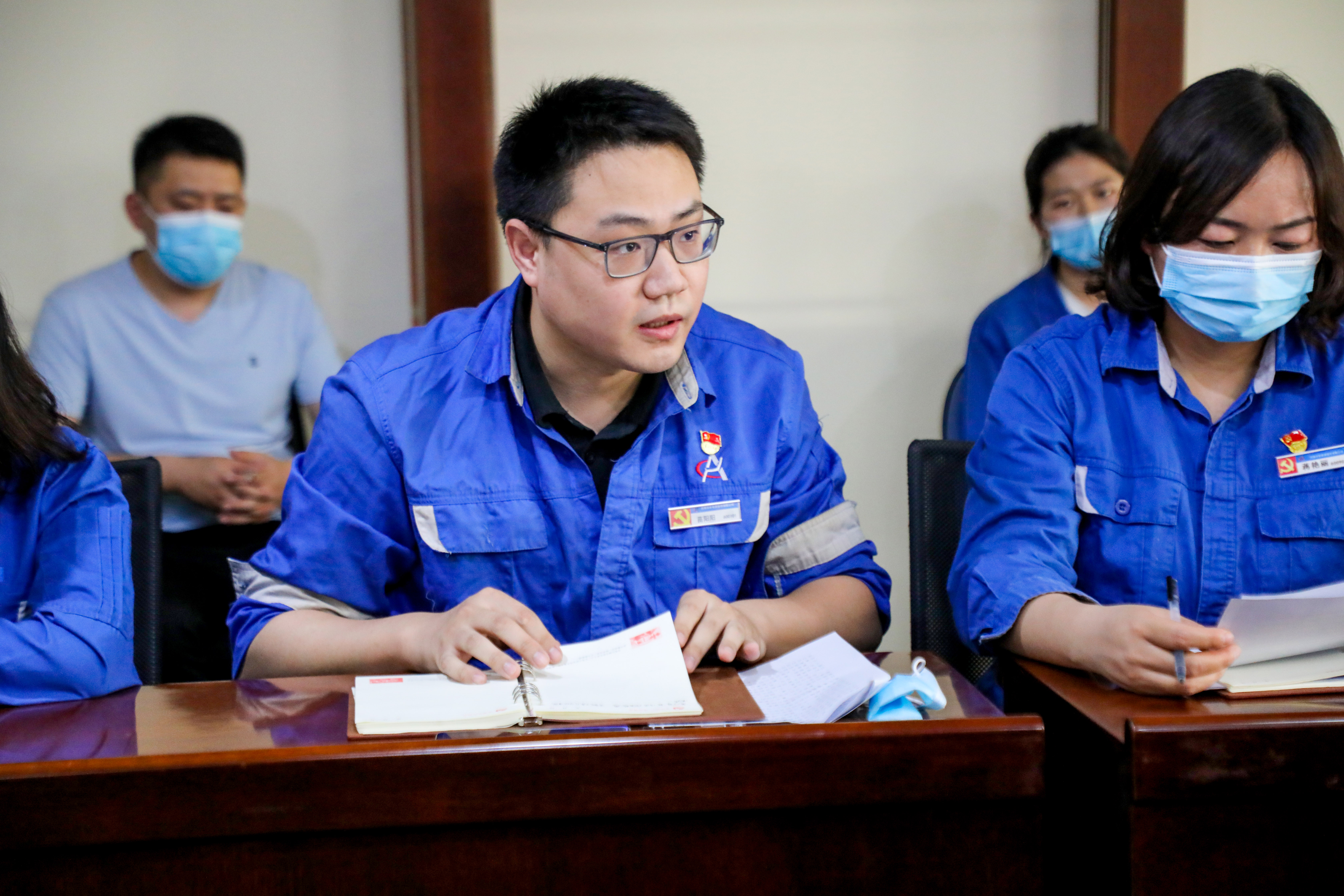 青春賽道 奮斗有光｜安彩高科開展青年員工座談會