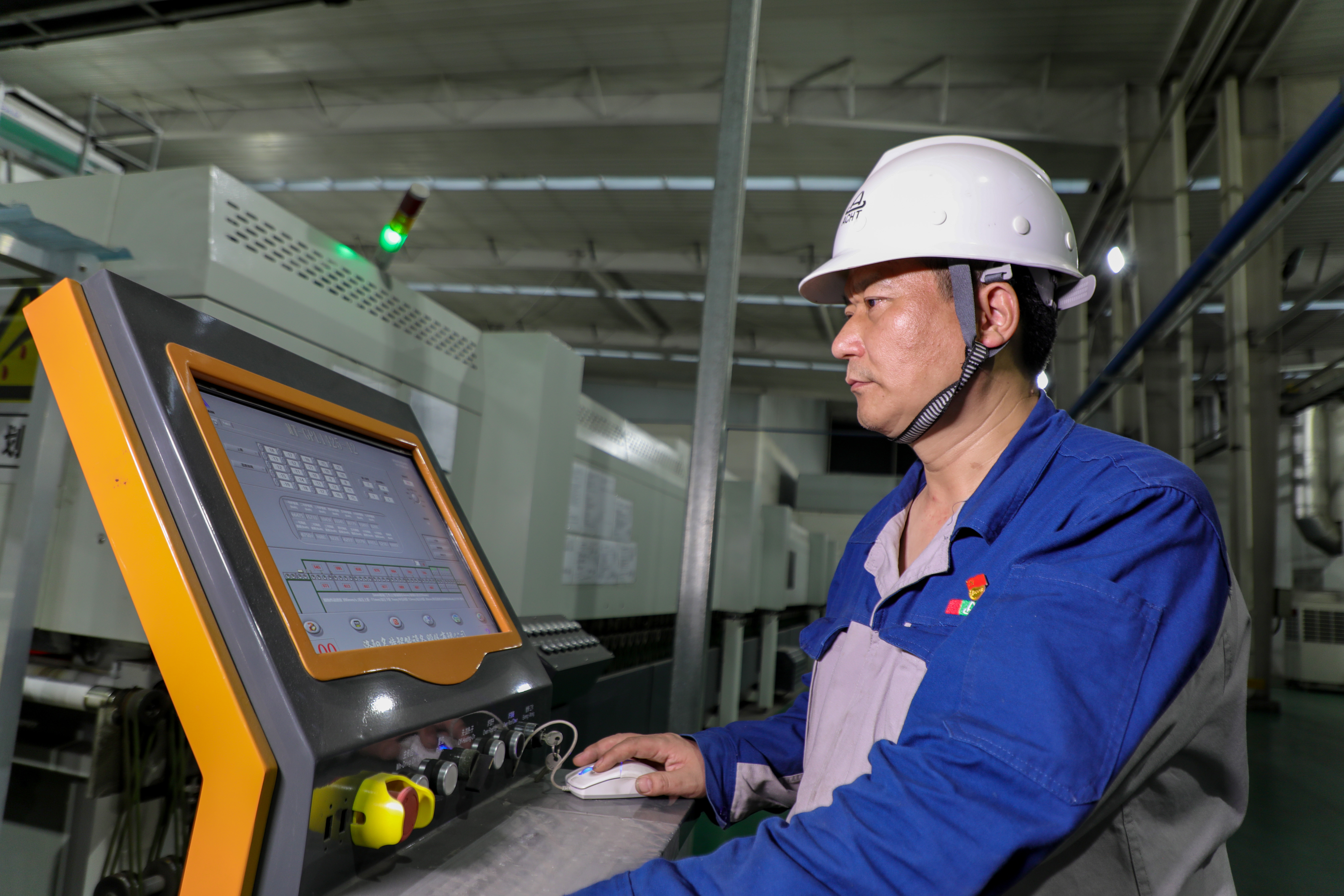 安陽市五一勞動獎章獲得者趙俊濤：采擷太陽之光，追求綠色事業