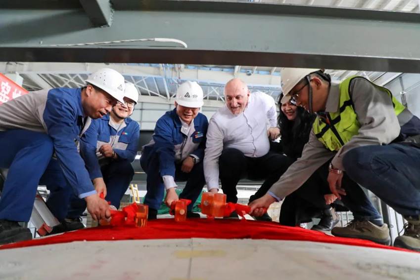 安彩藥玻項目2號窯爐順利封碹！